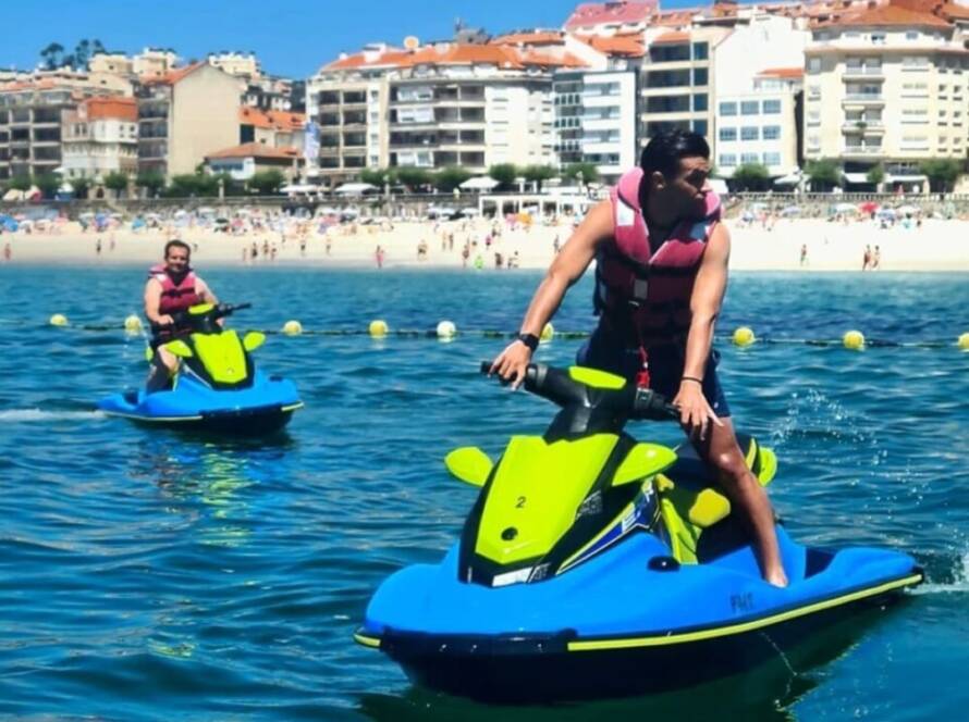 ir moto de agua en la playa