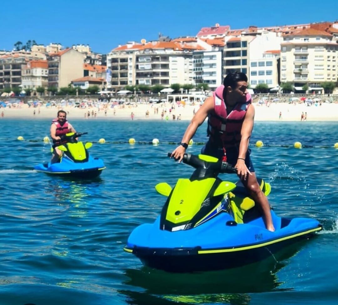 ir moto de agua en la playa