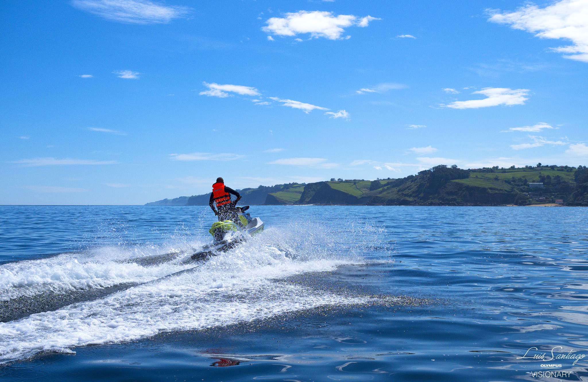 Alquiler de motos de agua en Sanxenxo, aventura en el Atlántico Moto de agua surcando el mar frente a Sanxenxo, Galicia.