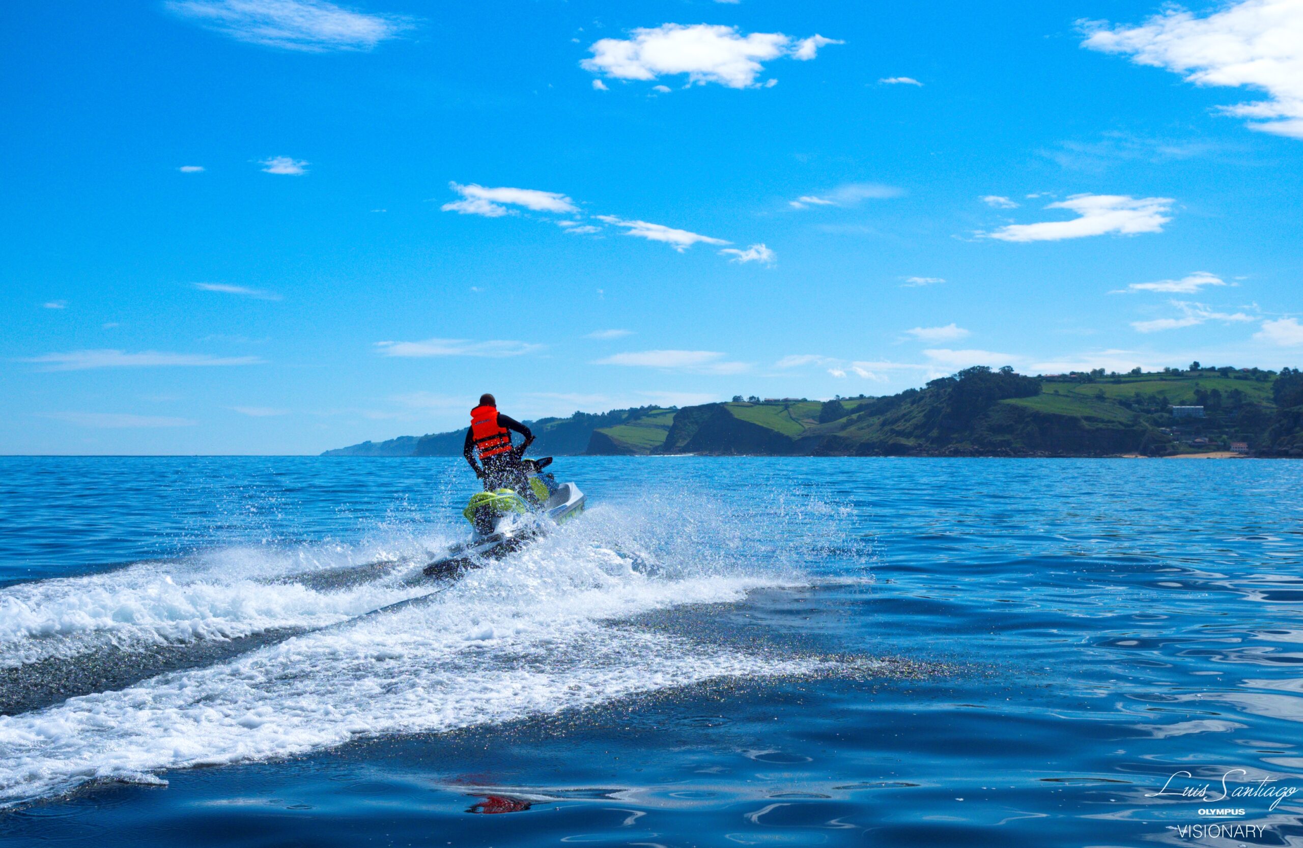 Moto de agua navegando sobre el mar durante una experiencia de alquiler.