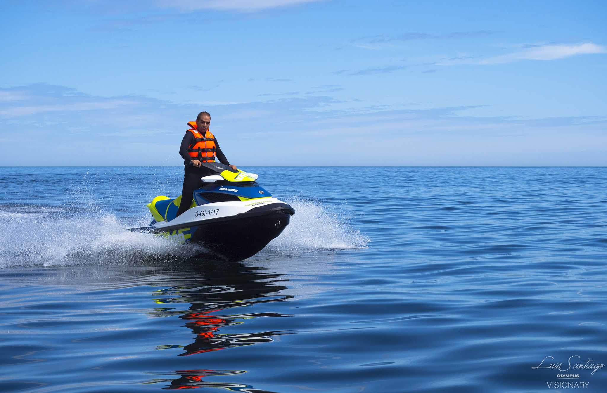 Moto de agua navegando en la bahía de Santander, Cantabria, con el mar Cantábrico de fondo.