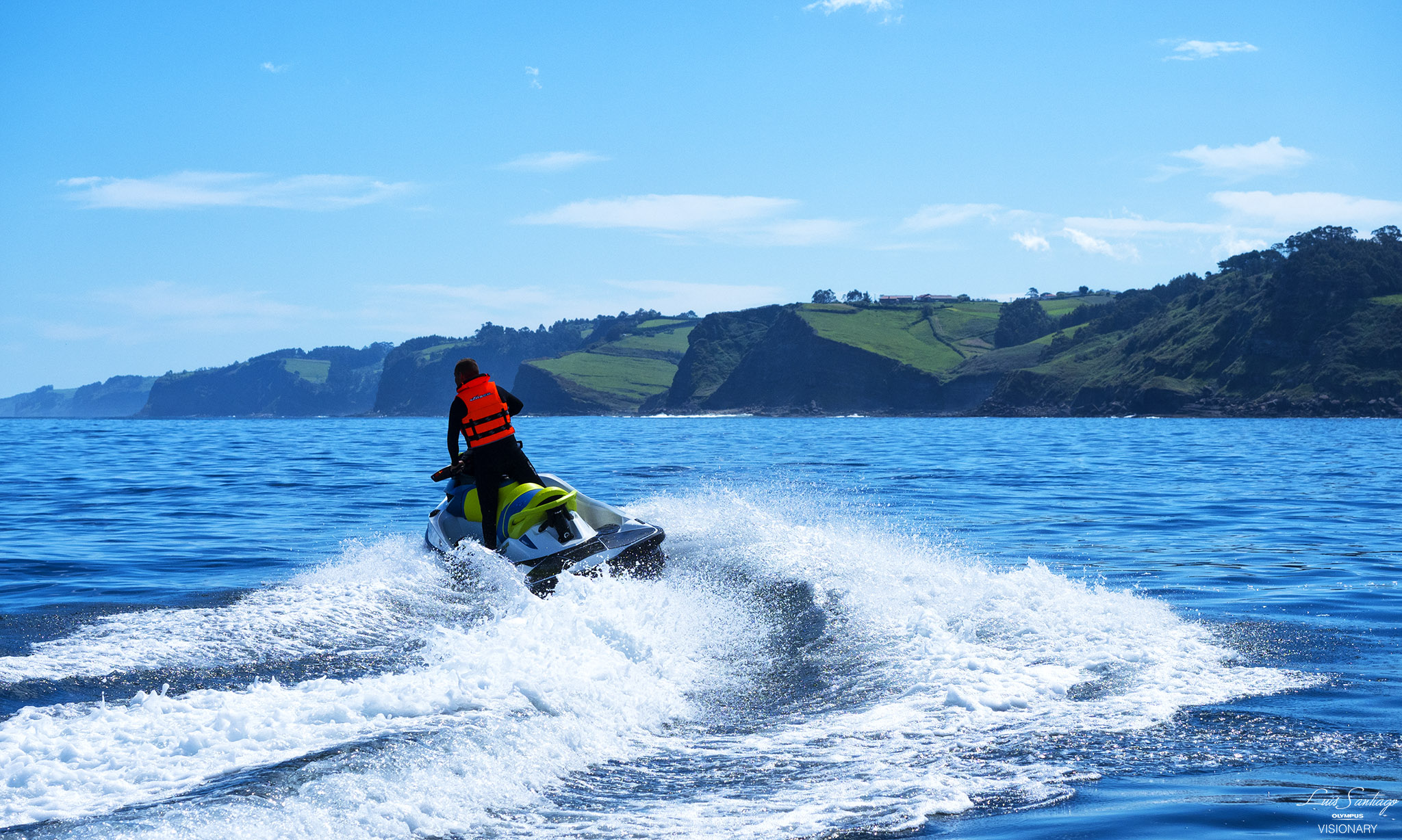 Ruta en moto acuática en Zumaia, aguas cristalinas y montañas verdes cerca de Playa Itzurun con Motos de agua Zumaia