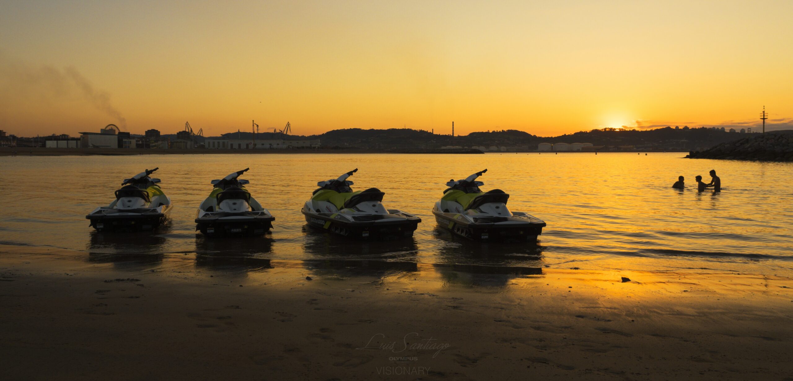 alquiler de Motos de agua en Cádiz estacionadas en la orilla de la playa al atardecer.