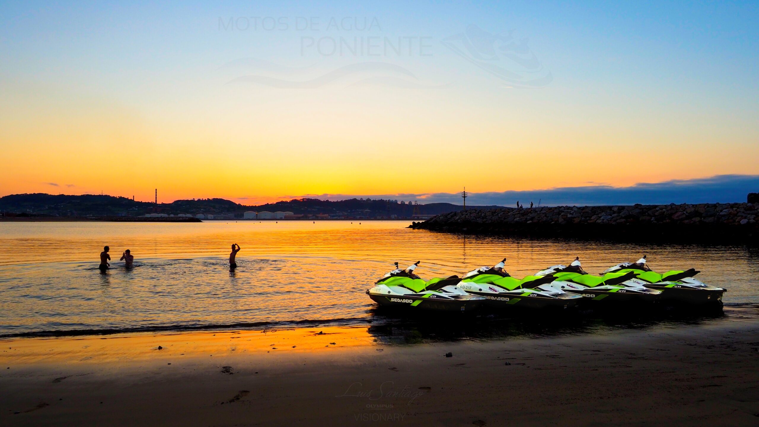 Flota de motos de agua al atardecer en Sanxenxo Motos de agua estacionadas en la arena al atardecer en la playa de Sanxenxo, Galicia.