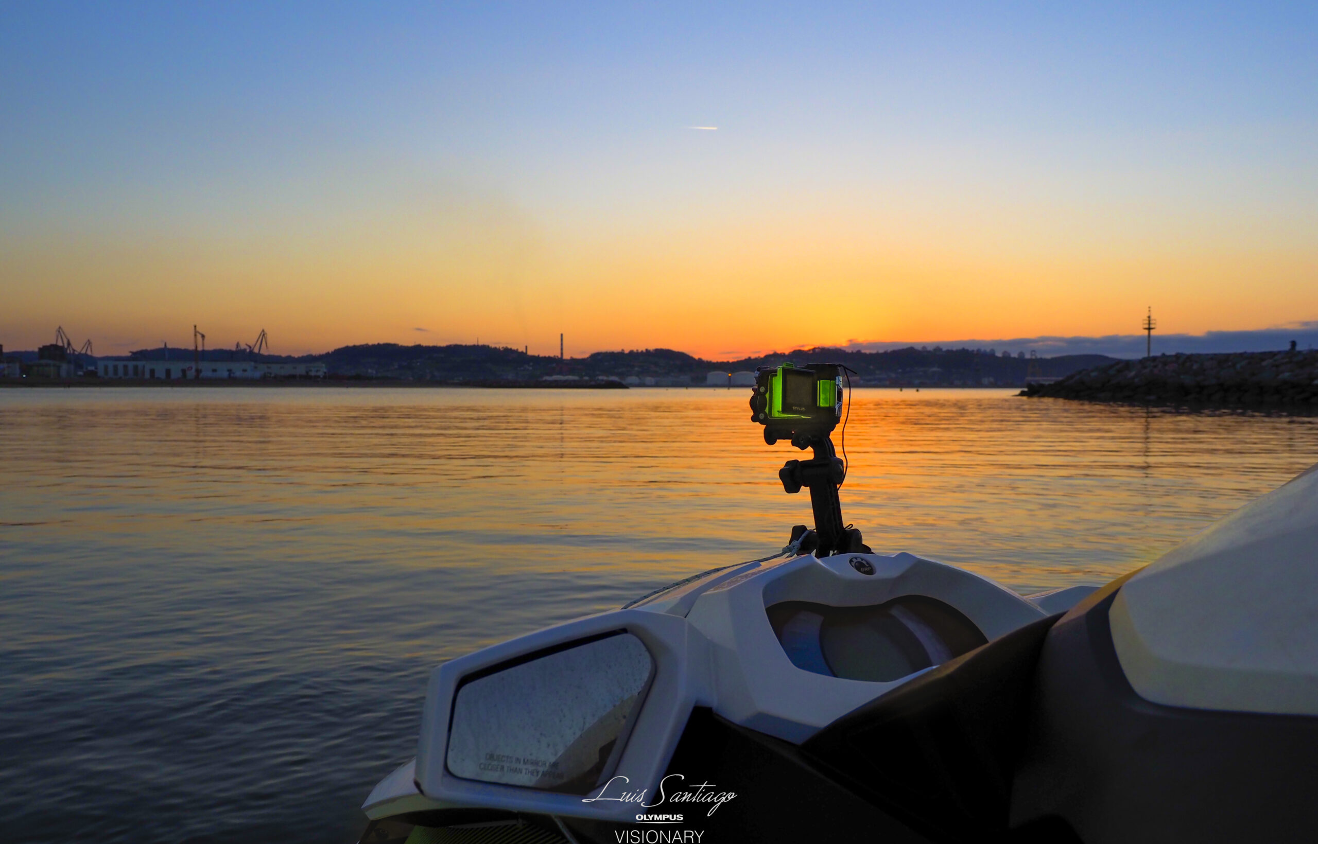 Ruta en moto de agua al atardecer en Calpe Moto de agua navegando al atardecer frente a la costa de Calpe, Alicante, con el Peñón de Ifach de fondo.