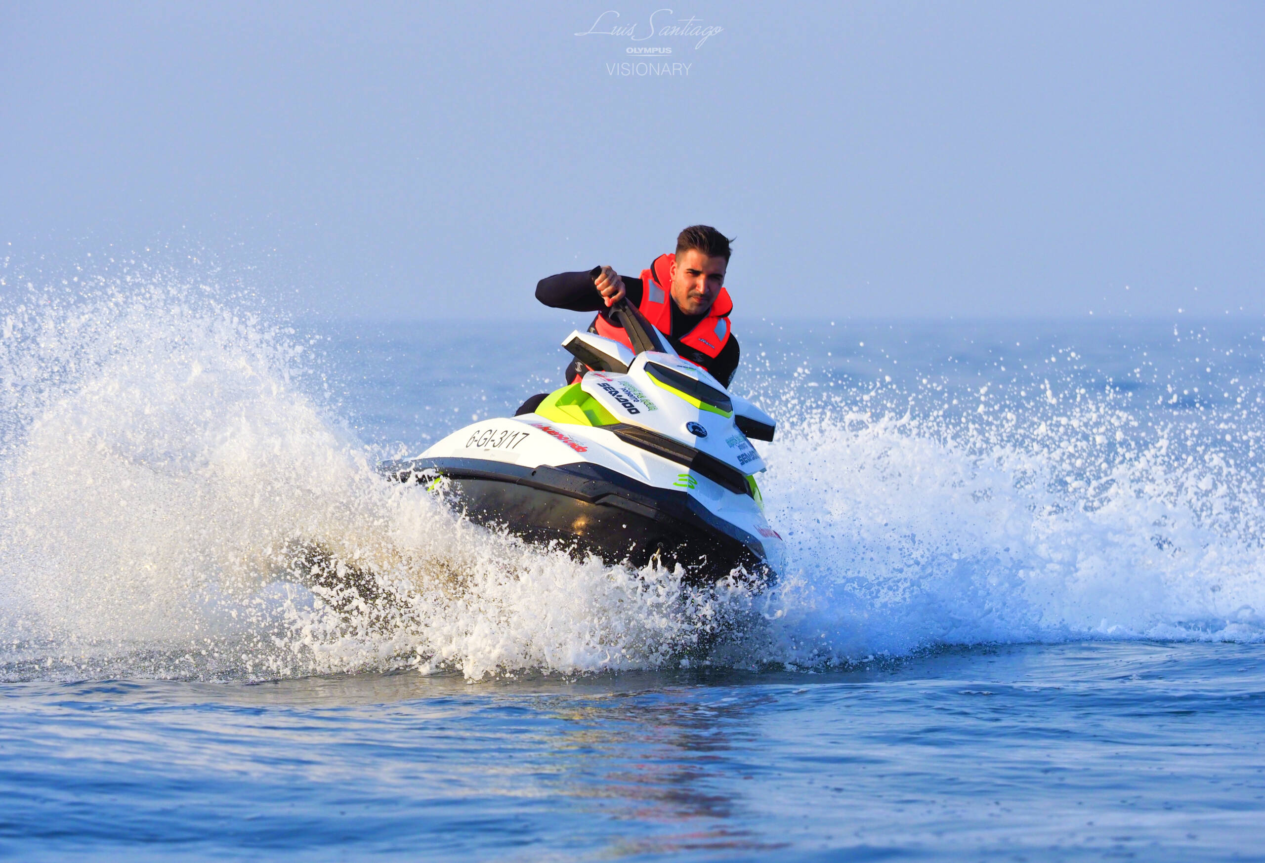 Motos de agua Motos de agua navegando en el mar frente a la costa de España durante una ruta de alquiler.