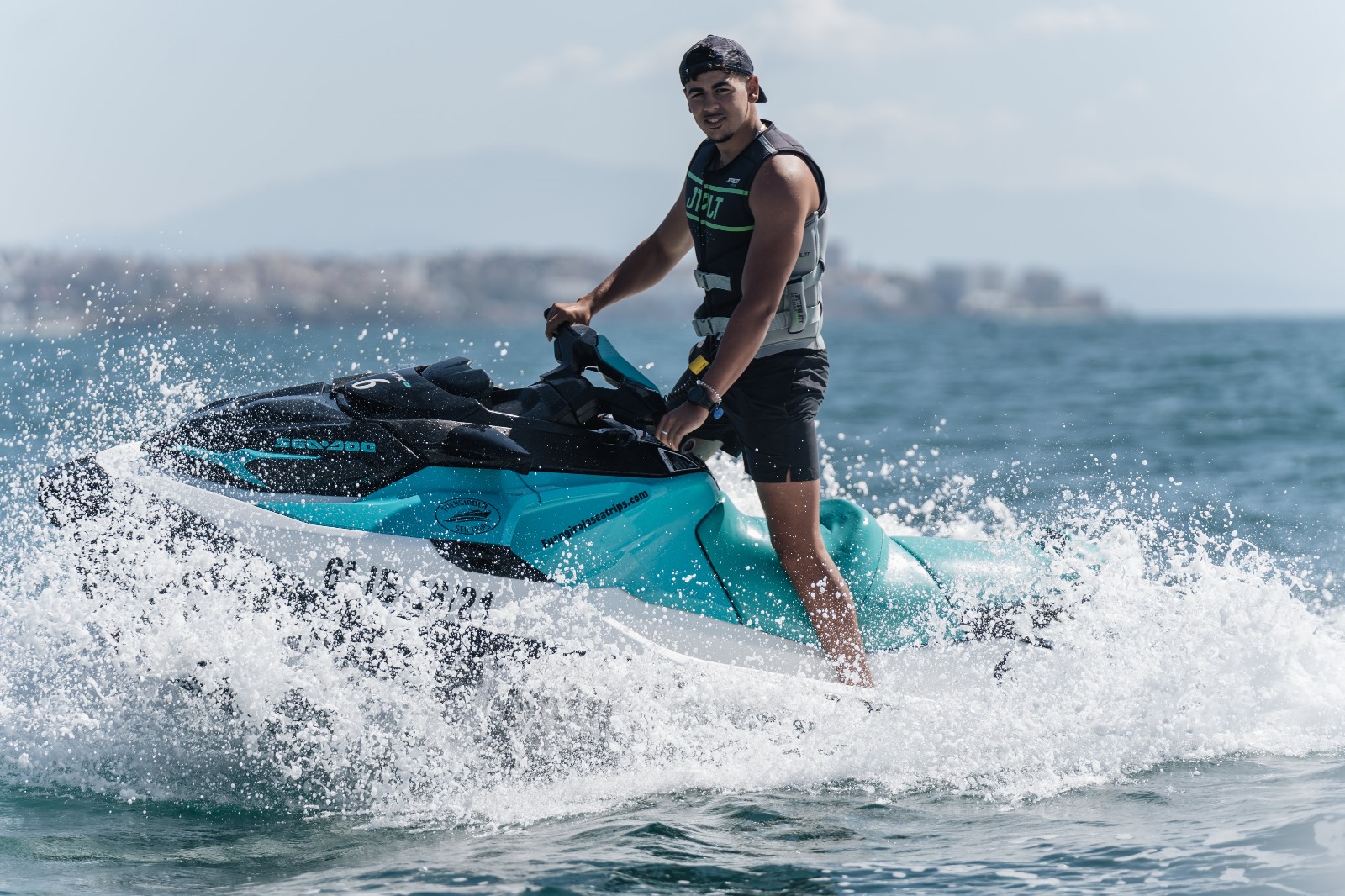 Motos de agua navegando en las aguas de San Pedro del Pinatar, Murcia