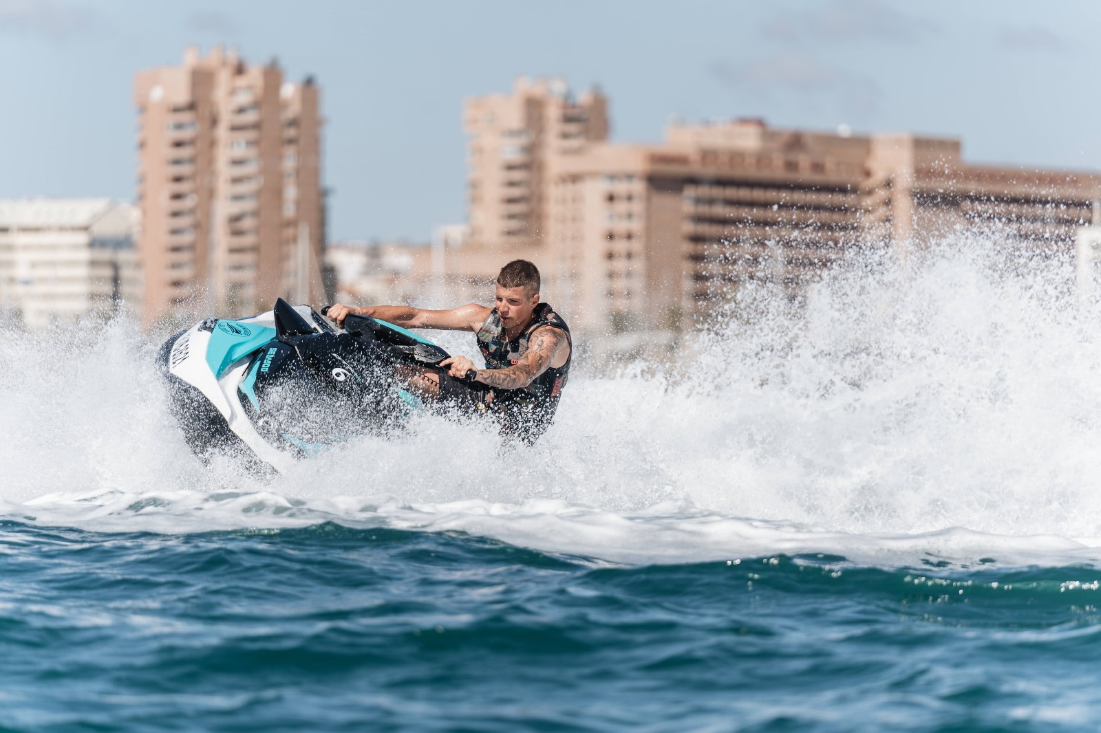 Motos de agua Fuengirola | Alquiler y actividades en la playa y rutas acuáticas Cliente navegando en moto de agua por la playa de Fuengirola y Playa Los Boliches con Motos de agua Fuengirola | Alquiler y actividades