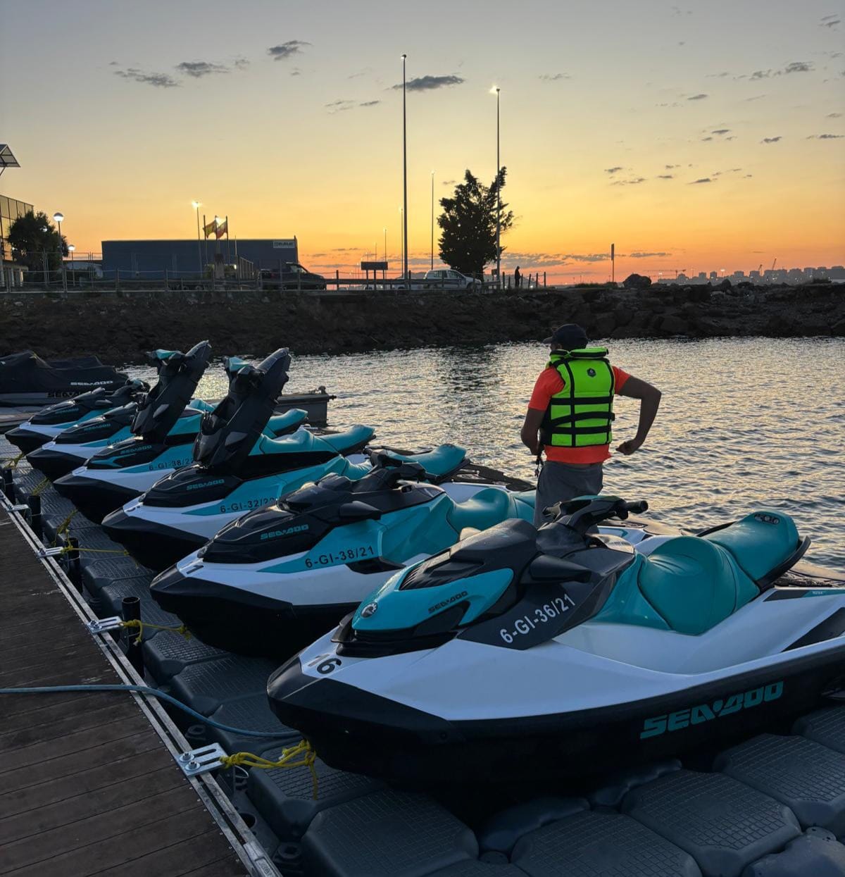 Flota de motos de agua al atardecer en Fuengirola con Motos de agua Fuengirola | Alquiler y actividades