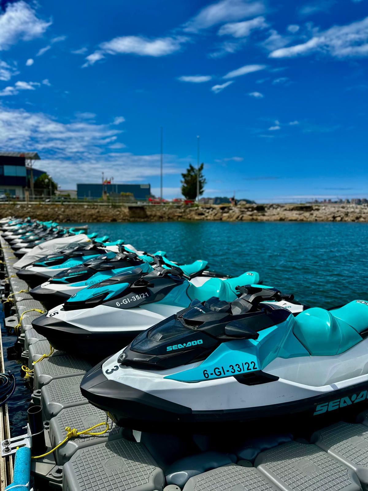 Explora la costa de Santander en motos de agua Sea-Doo desde el Puerto Deportivo de Raos con Alquiler de Motos de agua en Santander Cantabria