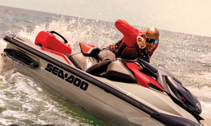 Alquila moto acuatica por dias en Ibiza Moto de agua Sea-Doo flotando en alta mar frente a la costa de Ibiza, Islas Baleares.