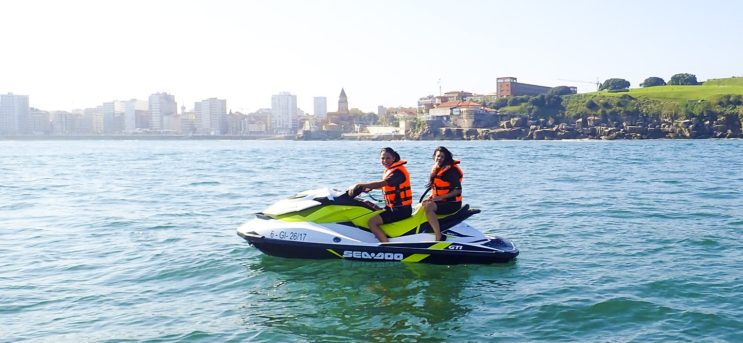 Alquiler de motos de agua en Cádiz, España. Disfruta de rutas en moto acuática recorriendo la costa gaditana y sus playas.