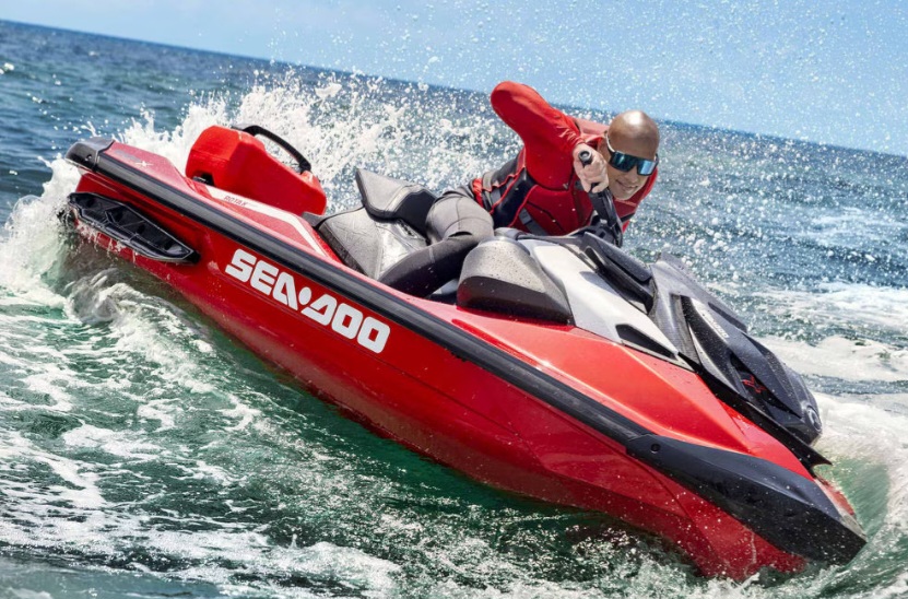 Alquiler moto de agua Sea-Doo Ibiza Hombre pilotando una moto de agua Sea-Doo en el mar frente a la costa de Ibiza, Islas Baleares.