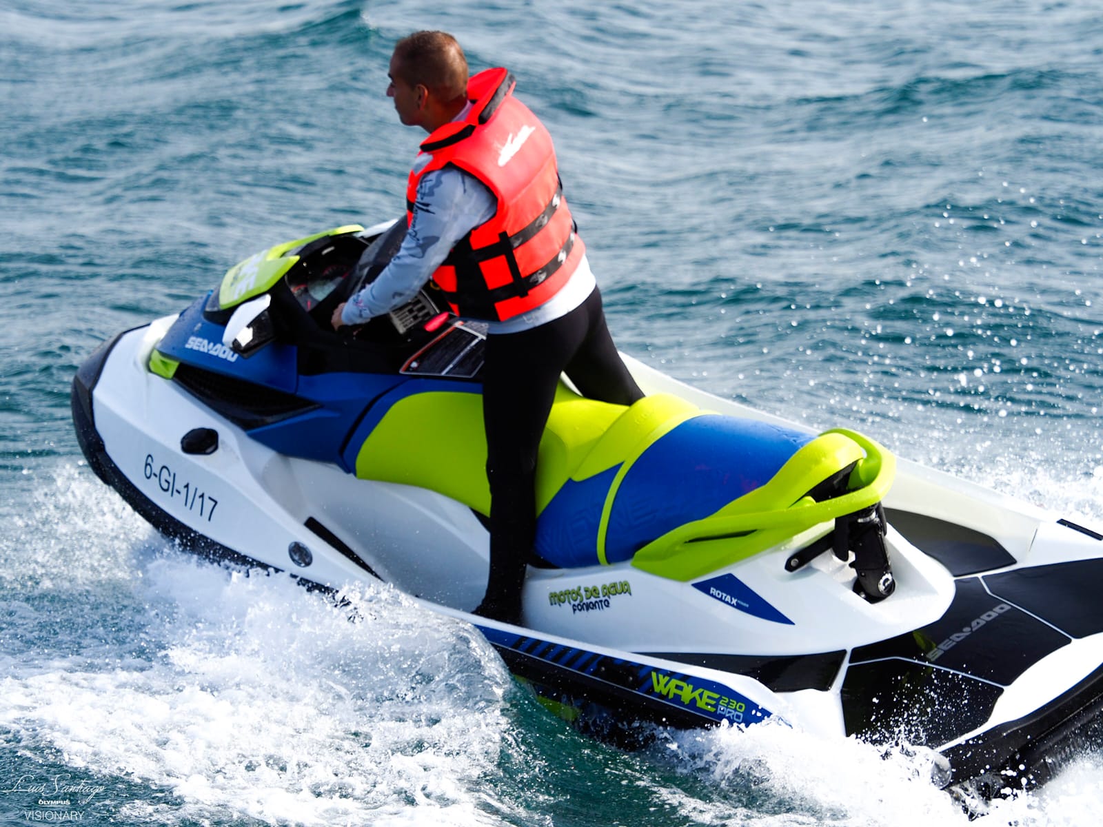 Equipo de alquiler de motos de agua en España atendiendo consultas de clientes