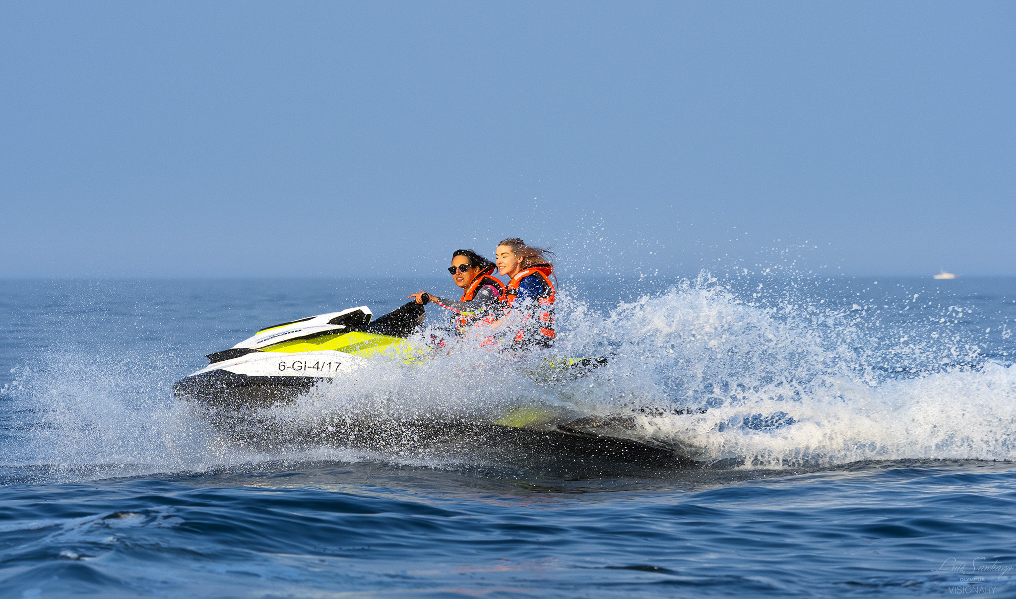 Dos chicas navegando en moto de agua de alquiler por Zumaia y Playa Itzurun con Motos de agua Zumaia
