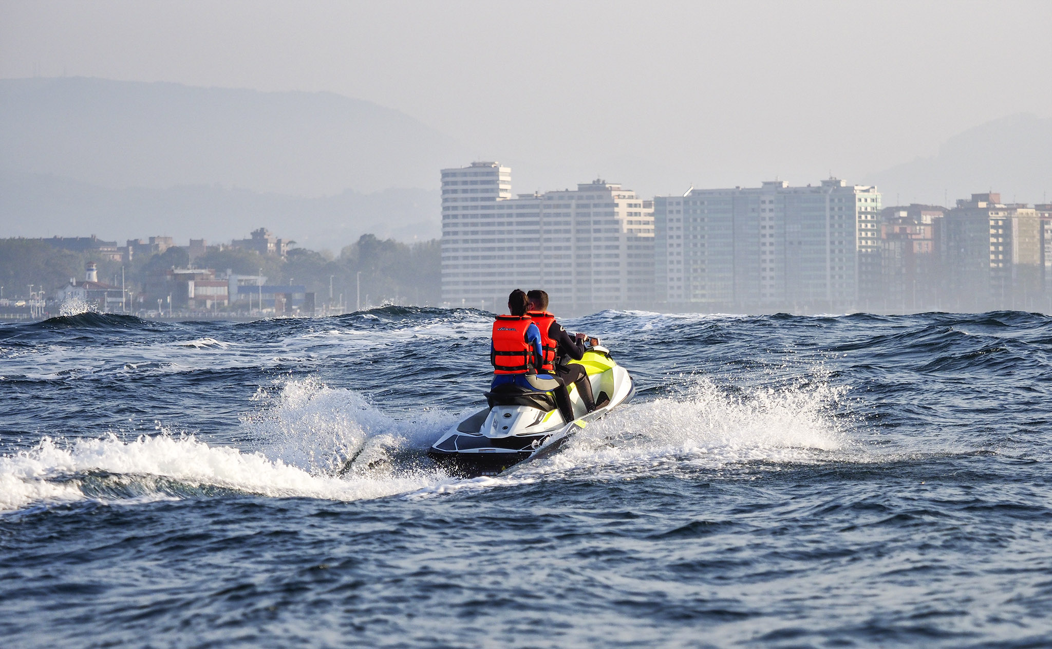 Excursión y alquiler de motos de agua en Gijón, Asturias. Vive la emoción de recorrer la costa en moto acuática con rutas guiadas.