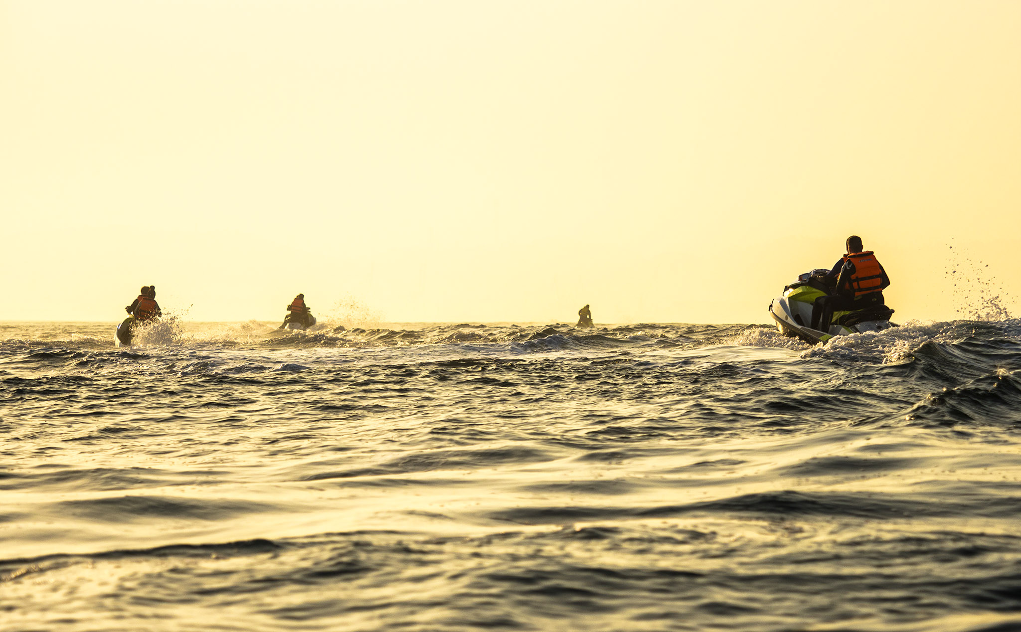 Ruta guiada motos de agua en Fuengirola Personas realizando una ruta en moto de agua en el mar frente a la costa de Fuengirola, Málaga.