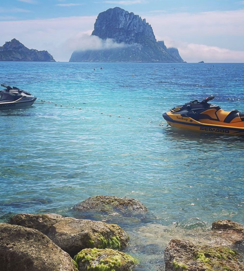 Motos de agua Ibiza baradas Varias motos de agua Sea-Doo estacionadas en la orilla de la playa de Barada en Ibiza, Islas Baleares.