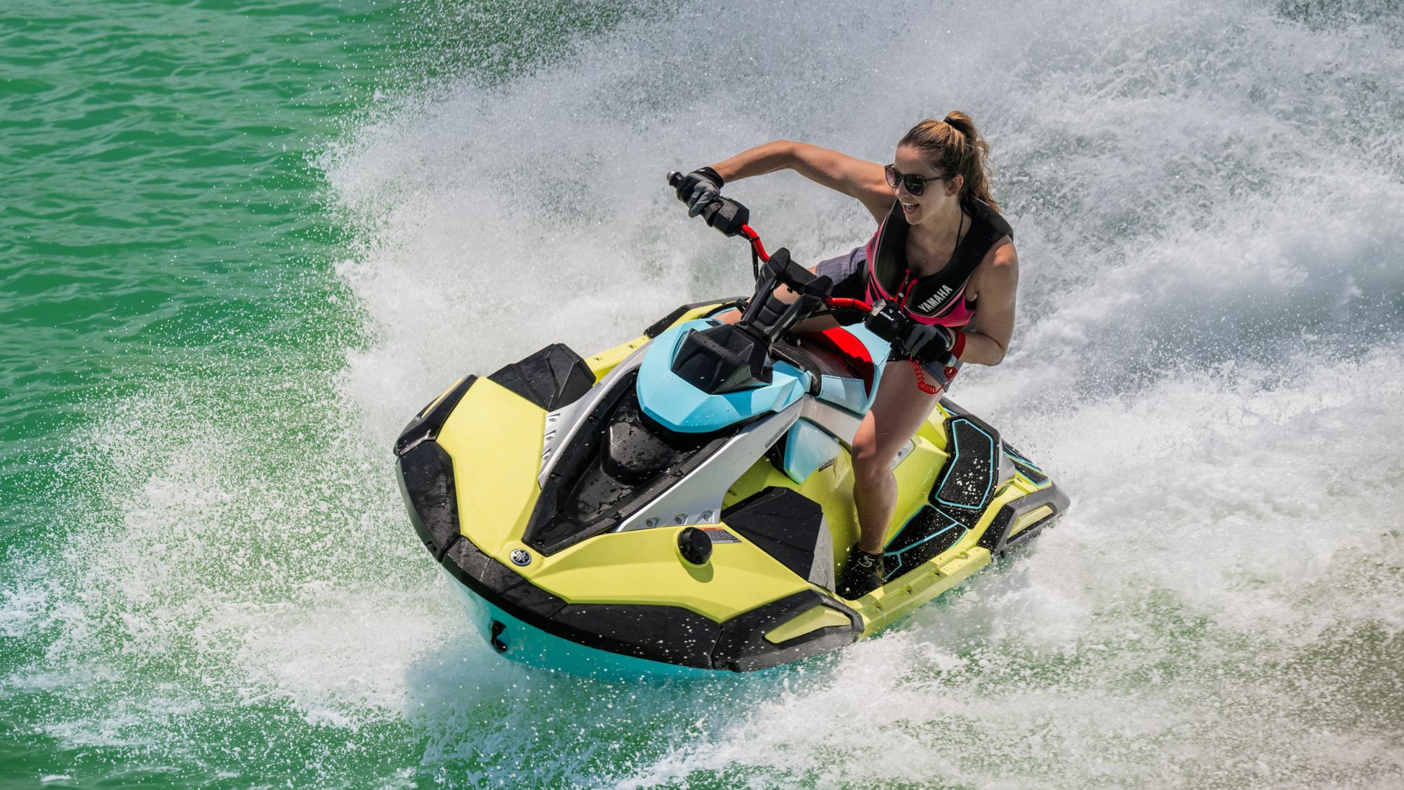 Alquila una moto de agua y moto acuática en Valencia y vive emocionantes rutas y excursiones por la costa, explorando playas, calas y paisajes impresionantes a bordo de una Yamaha potente, perfecta para aventuras individuales o en grupo.