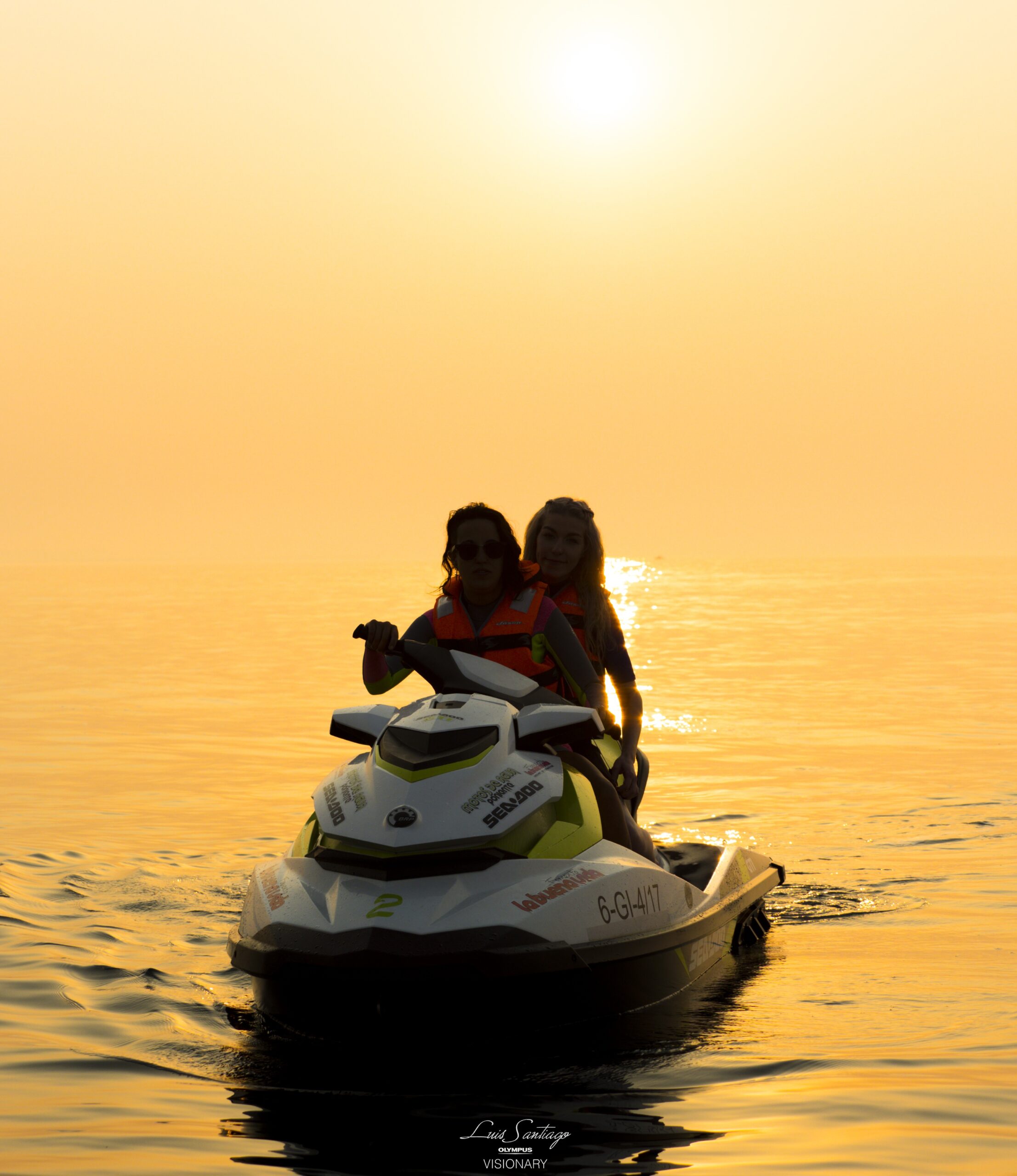 Vive una ruta en moto de agua y moto acuática al atardecer en Valencia, recorriendo la costa y explorando playas, calas y paisajes espectaculares. Ideal para aventuras románticas, en grupo o individuales sobre las olas con seguridad y diversión.