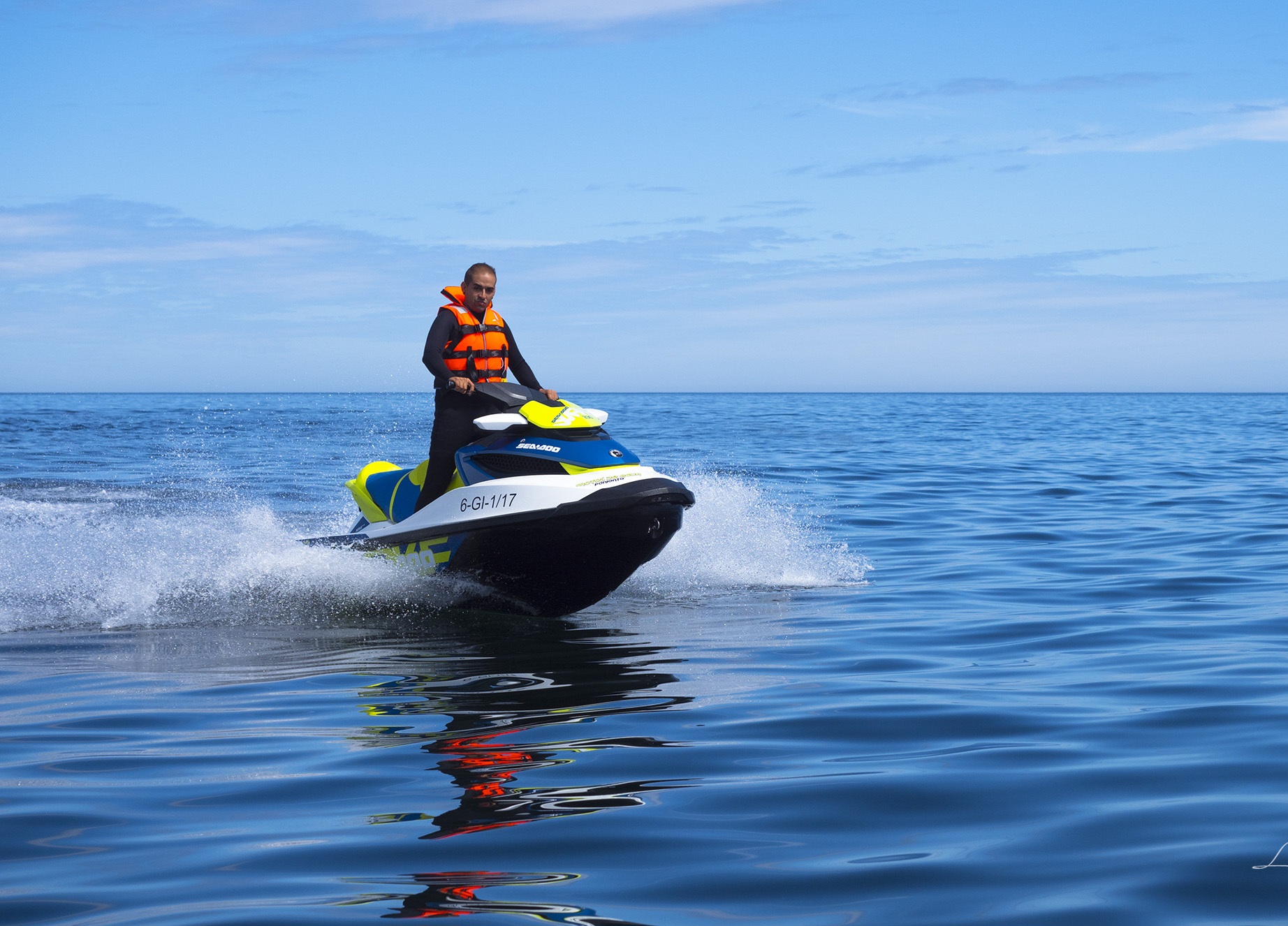Excursion en moto de agua por alta mar en Calpe Moto de agua navegando en alta mar frente a la costa de Calpe, Alicante, con vistas al Mediterráneo.