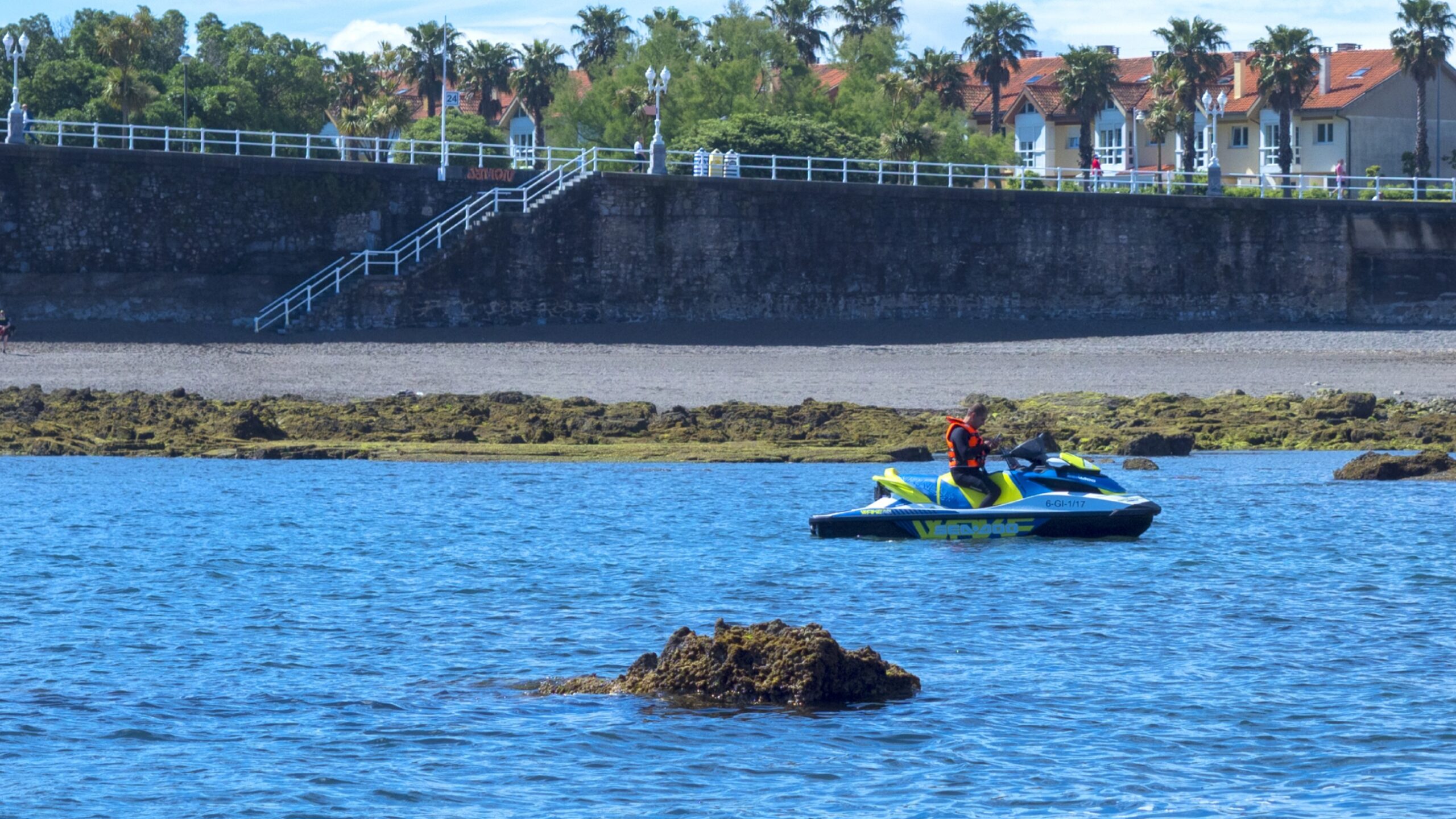 Alquila una moto de agua y moto acuática en Valencia y disfruta de emocionantes rutas y excursiones por la costa, explorando playas, calas y paisajes únicos a bordo de una potente Yamaha, perfecta para aventuras individuales o en grupo
