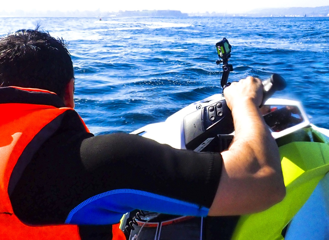 alquiler de motos de agua Sanxenxo Cliente disfrutando de una ruta en moto de agua Sanxenxo explorando la costa gallega