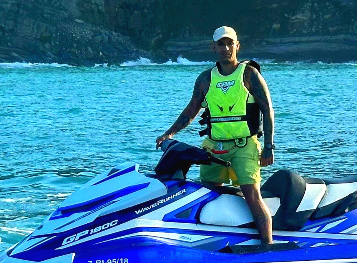 Motos de agua de alquiler navegando hacia el Peñón de Ifach desde Moraira, Alicante.