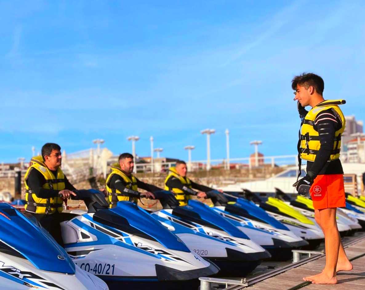 Varias motos de agua listas para alquilar en Moraira, Alicante.