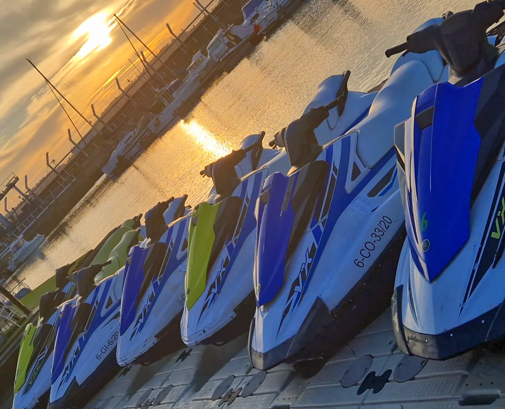 Alquila una moto de agua en Cádiz y disfruta de emocionantes rutas y excursiones por la costa, explorando playas y calas escondidas a bordo de una potente Yamaha, perfecta para aventuras individuales o en grupo.