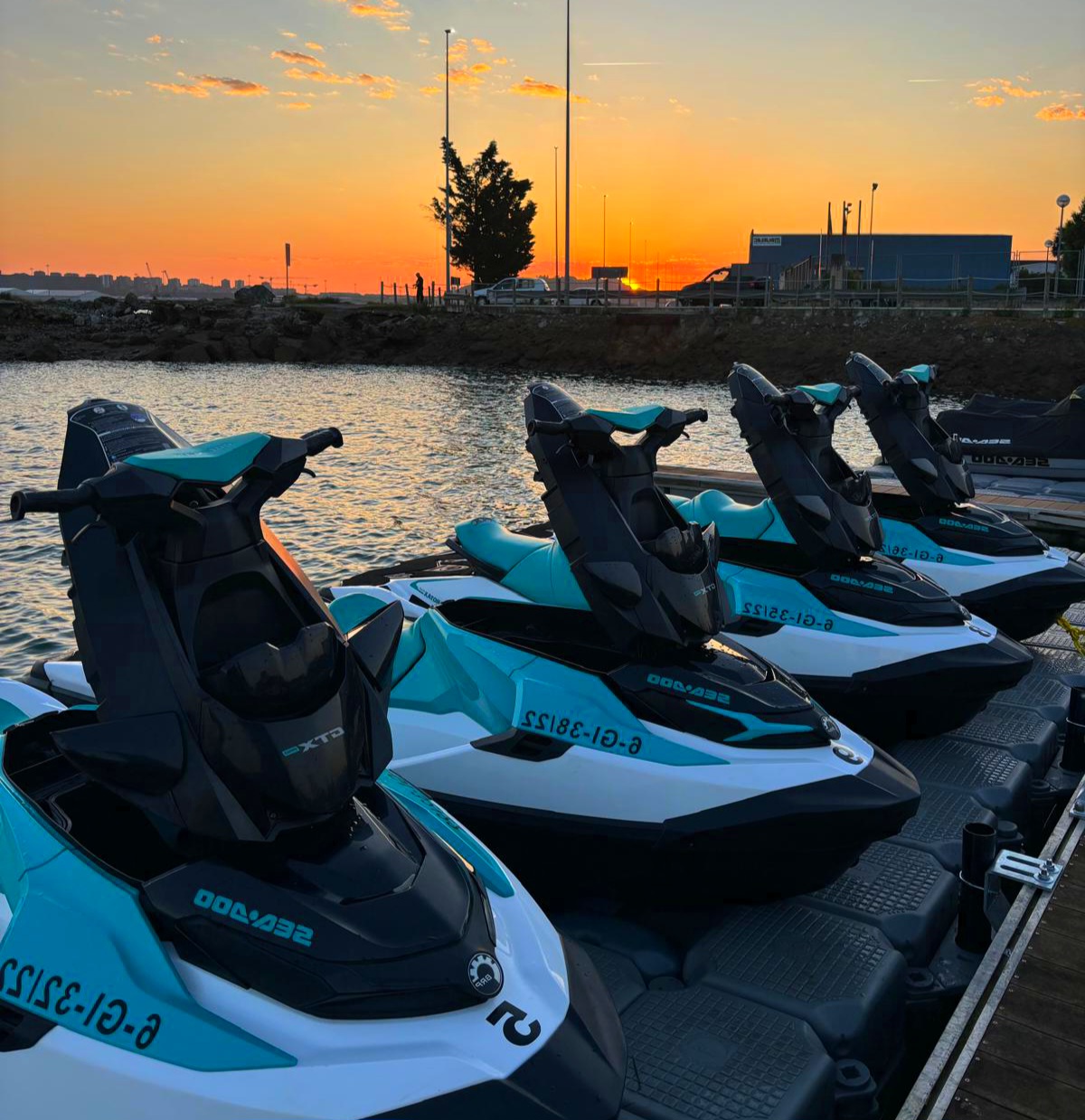 Varias motos de agua Sea-Doo listas para alquilar en Moraira, Alicante.