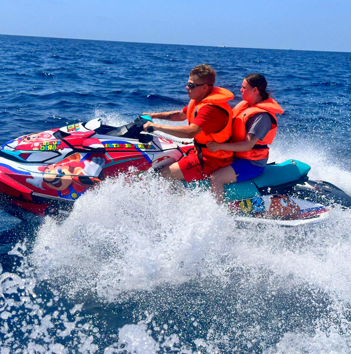 Cliente pilotando una moto de agua en San Pedro del Pinatar, Murcia.